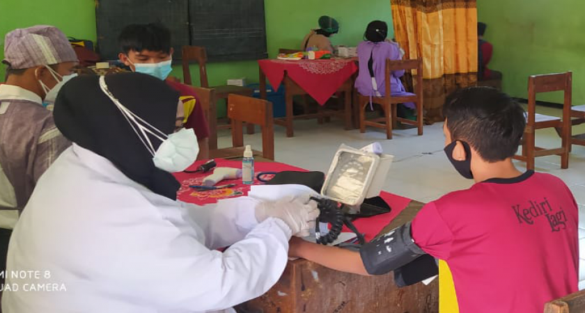 PELAKSANAAN VAKSIN COVID-19 KEPADA SELURUH PESERTA DIDIK SMPN 2 TAROKAN